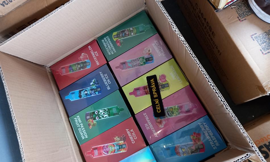 Neznačené elektronické cigarety v krabici